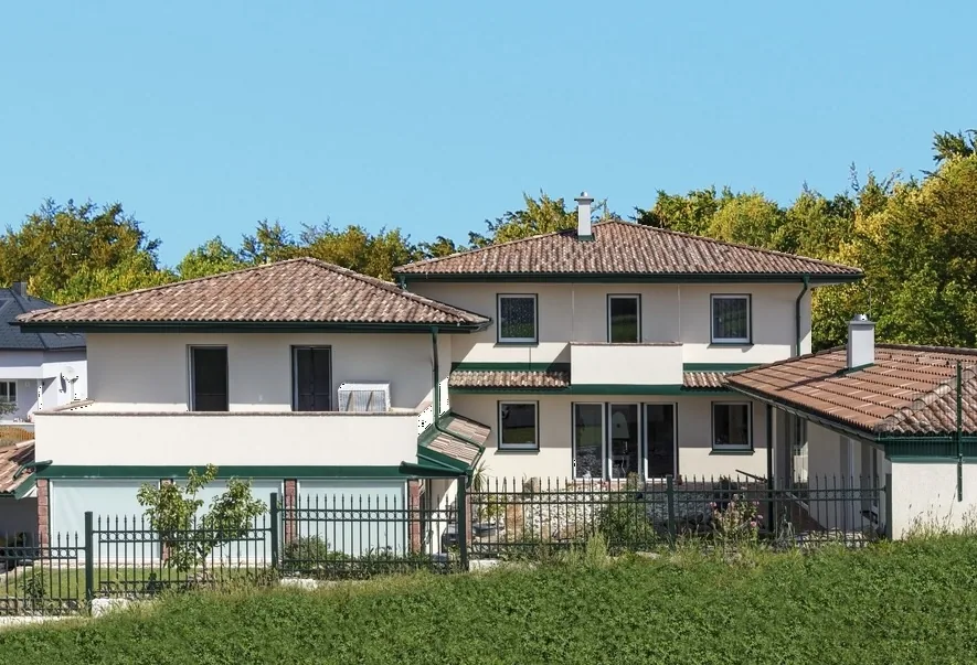 Villa mit mehreren Walmdächern in Bramac Adria unter blauem Himmel