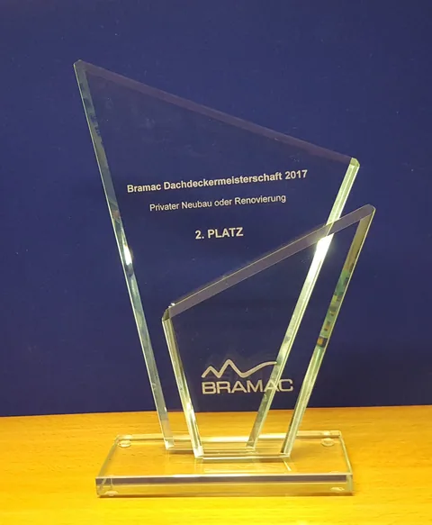 Gläserne Trophäe der Bramac Dachdeckermeisterschaft 2017