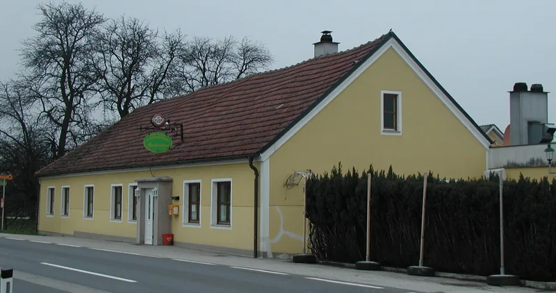 Vorher: langgestrecktes gelbes Gebäude mit altem Dach