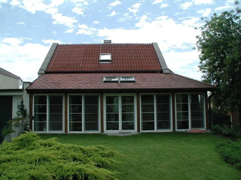 Vorher: Haus mit Wintergarten und altem roten Dach