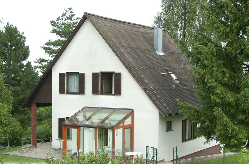 Vorher: weißes Giebelhaus mit altem dunklem Dach