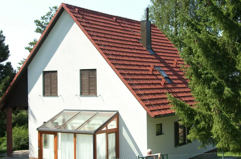 Nachher: dasselbe Giebelhaus mit neuem rotem Dach